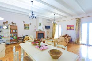 TV a/nebo společenská místnost v ubytování SeaView Calypso