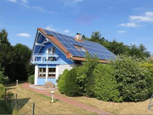 Fotografie z fotogalerie ubytování Ferienhaus Urlaub am Meer mit Terrasse, Balkon und großem Garten v destinaci Tating