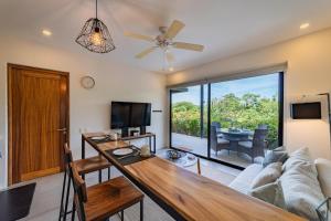 un salon avec un canapé et une table dans l'établissement 3033 - Agaves 103, à Santa Cruz Huatulco