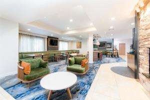 Ruang duduk di Fairfield Inn Suites Brunswick