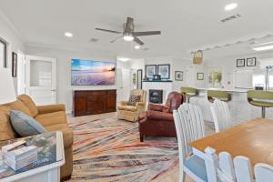 un soggiorno con un divano e un tavolo di D Cottage Lillian a Lillian