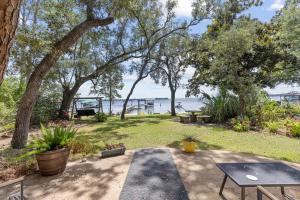 un'area picnic con tavolo, alberi e acqua di D Cottage Lillian a Lillian