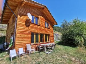 una cabina con tavolo e sedie di fronte ad essa di Chalet Mélèze in sonniger Lage mit schönem Ausblick , für 6 Personen a Mase