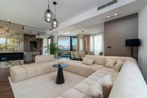 特罗吉尔Luxury Villa Trogir Hills的客厅配有大沙发和桌子