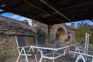 Patio nebo venkovní prostory v ubytování Gîte Gîte La Bastide 2/4 personnes à Sauveterre