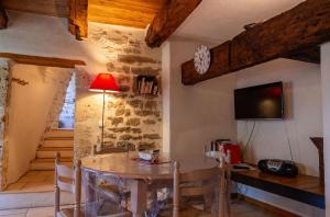 TV a/nebo společenská místnost v ubytování Gîte Gîte La Bastide 2/4 personnes à Sauveterre