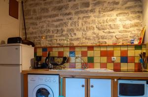 Kuchyň nebo kuchyňský kout v ubytování Gîte Gîte La Bastide 2/4 personnes à Sauveterre