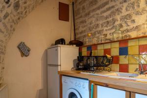 Kuchyň nebo kuchyňský kout v ubytování Gîte Gîte La Bastide 2/4 personnes à Sauveterre + 17 fotografií
