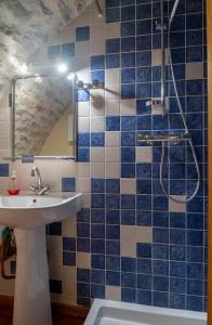 Koupelna v ubytování Gîte Gîte La Bastide 2/4 personnes à Sauveterre