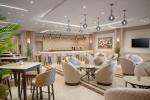 TV a/nebo společenská místnost v ubytování Azur One Eleven Hotel Alamein