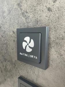 un bouton avec une fleur dessus sur un mur dans l'établissement Roatel Magdeburg A2 my-roatel-com, à Magdebourg