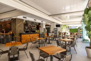 restauracja ze stołami i krzesłami oraz bar w obiekcie Hotel La Siesta w mieście Lido di Jesolo
