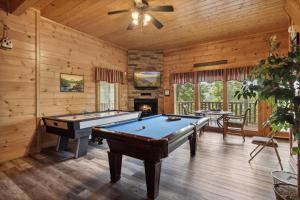 una sala de juegos con mesa de billar y chimenea en Absolutely Wonderful #304, en Sevierville