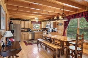Una cocina con una mesa de madera y un comedor. en Absolutely Wonderful #304, en Sevierville