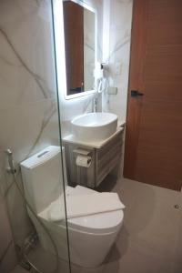 Bilik mandi di Avioré Hotel Tacloban