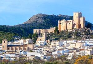 una città con un castello in cima a una collina di Cortijo Ciprés a Vélez Blanco