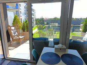 a room with a sliding glass door to a patio at Apartamenty Relaks & Spa Pięć Mórz in Sianozety