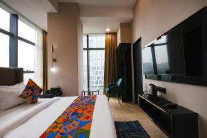 TV a/nebo společenská místnost v ubytování FabHotel Prime Elegance Suites