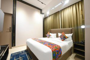 Postel nebo postele na pokoji v ubytování FabHotel Prime Elegance Suites