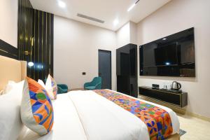 Postel nebo postele na pokoji v ubytování FabHotel Prime Elegance Suites
