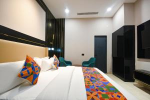 Postel nebo postele na pokoji v ubytování FabHotel Prime Elegance Suites
