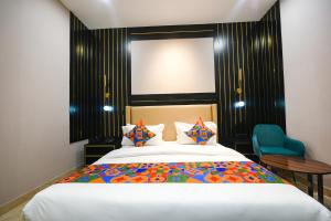 Postel nebo postele na pokoji v ubytování FabHotel Prime Elegance Suites
