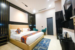 Postel nebo postele na pokoji v ubytování FabHotel Prime Elegance Suites