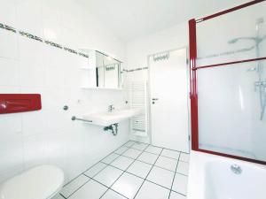Fotografie z fotogalerie ubytování Ferienhaus Urlaub am Meer mit Terrasse, Balkon und großem Garten v destinaci Tating