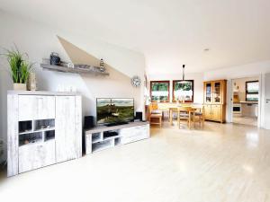 Fotografie z fotogalerie ubytování Ferienhaus Urlaub am Meer mit Terrasse, Balkon und großem Garten v destinaci Tating