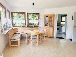 Fotografie z fotogalerie ubytování Ferienhaus Urlaub am Meer mit Terrasse, Balkon und großem Garten v destinaci Tating