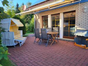 Fotografie z fotogalerie ubytování Ferienhaus Urlaub am Meer mit Terrasse, Balkon und großem Garten v destinaci Tating