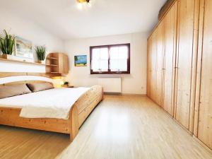 Fotografie z fotogalerie ubytování Ferienhaus Urlaub am Meer mit Terrasse, Balkon und großem Garten v destinaci Tating