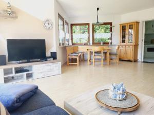 Fotografie z fotogalerie ubytování Ferienhaus Urlaub am Meer mit Terrasse, Balkon und großem Garten v destinaci Tating