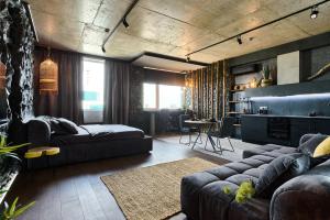 ein Wohnzimmer mit Sofa und Tisch in der Unterkunft NEW APART Lesi Ukrainky Blvd and Olimpiyska and KRESHCHATYK and Manhattan City with parking in Kiew