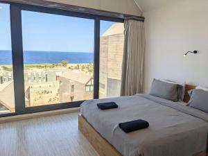 Postel nebo postele na pokoji v ubytování Elevated Sea View 2BR Standalone Free Beach & Pool in Somabay