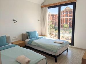 Postel nebo postele na pokoji v ubytování Elevated Sea View 2BR Standalone Free Beach & Pool in Somabay
