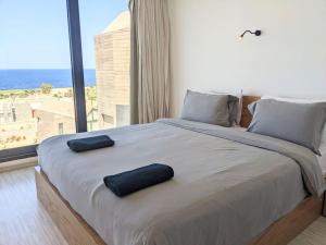 Postel nebo postele na pokoji v ubytování Elevated Sea View 2BR Standalone Free Beach & Pool in Somabay