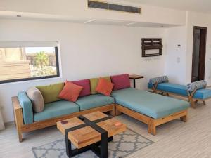 Posezení v ubytování Elevated Sea View 2BR Standalone Free Beach & Pool in Somabay