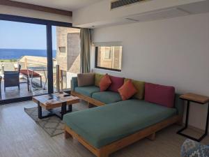 Posezení v ubytování Elevated Sea View 2BR Standalone Free Beach & Pool in Somabay