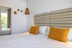 Ein Bett oder Betten in einem Zimmer der Unterkunft HM Isabela-Adults Only