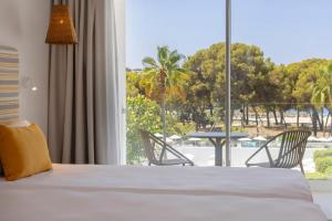 Ein Bett oder Betten in einem Zimmer der Unterkunft HM Isabela-Adults Only