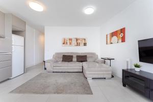 Posezení v ubytování Modern apartment in Las Americas + 35 fotografií