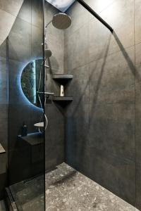 ein Badezimmer mit Dusche mit Glastür in der Unterkunft NEW APART Lesi Ukrainky Blvd and Olimpiyska and KRESHCHATYK and Manhattan City with parking in Kiew