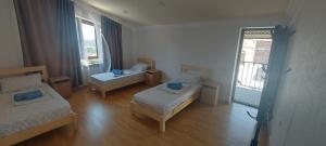 Voodi või voodid majutusasutuse Kenut Hostel toas