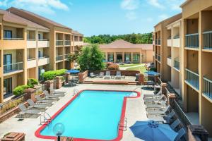 Bazén v ubytování Courtyard by Marriott Little Rock West nebo v jeho okolí