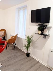 TV a/nebo společenská místnost v ubytování Le petit Cocon Bleu