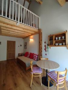 Posezení v ubytování La grange, Appartement avec jardin et jacuzzi ''Réservation & Supplément pour le jacuzzi''