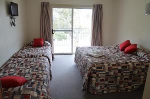 a hotel room with two beds and a window at BATHURST GOLDFIELDS MOTEL at 428 CONROD STRAIGHT MOUNT PANORAMA in Bathurst