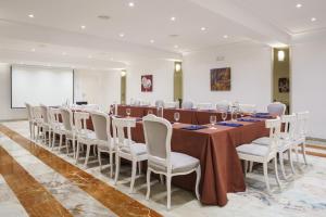 una sala de conferencias con una mesa larga y sillas en Crisol Jardines de Córdoba, en Córdoba 37 fotos más