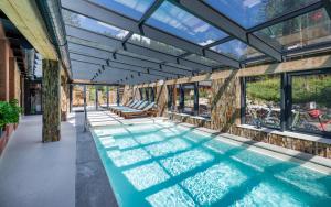 Bazén v ubytování Lopušná dolina Resort nebo v jeho okolí + 16 fotografií